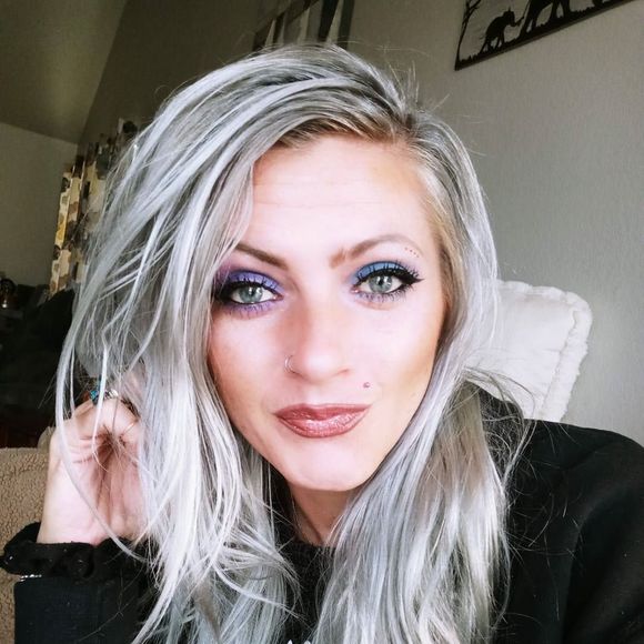 Poshmark profile picture for @quartz